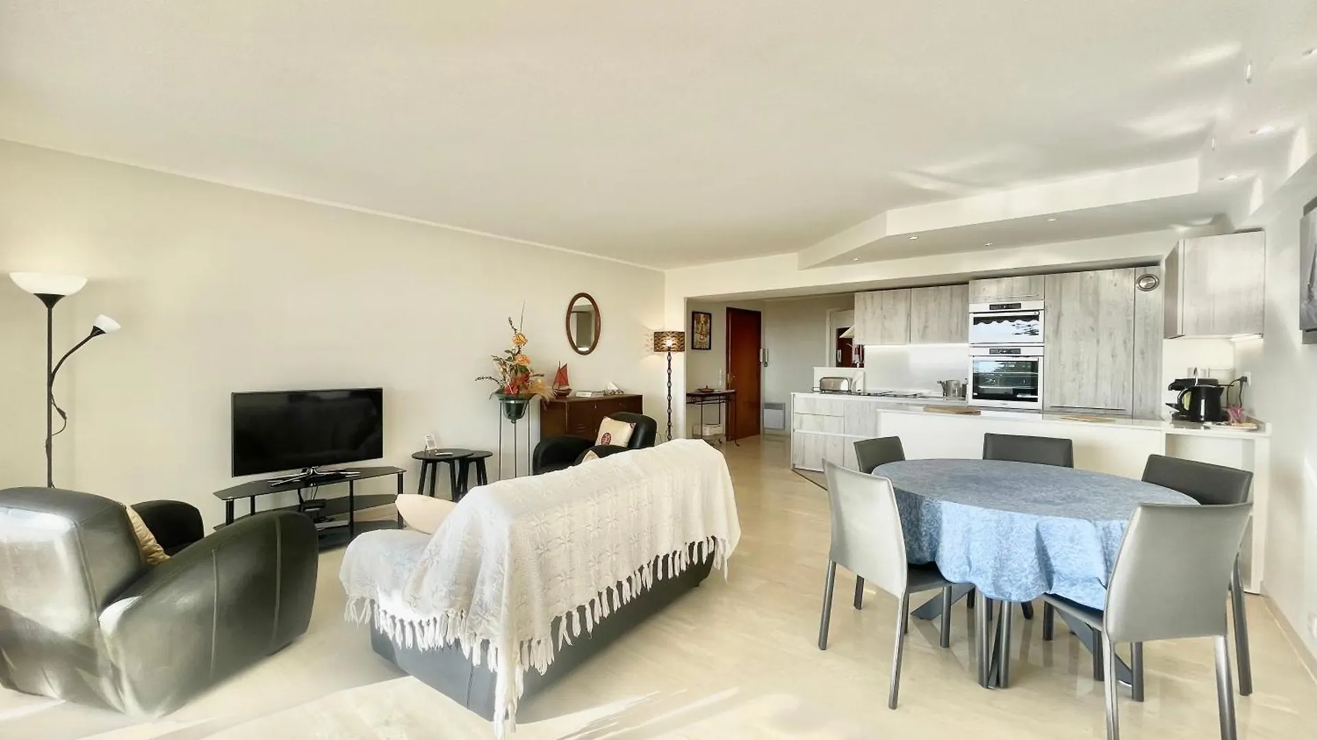 Vezelay, By Welcome To Cannes 0*,  Francja